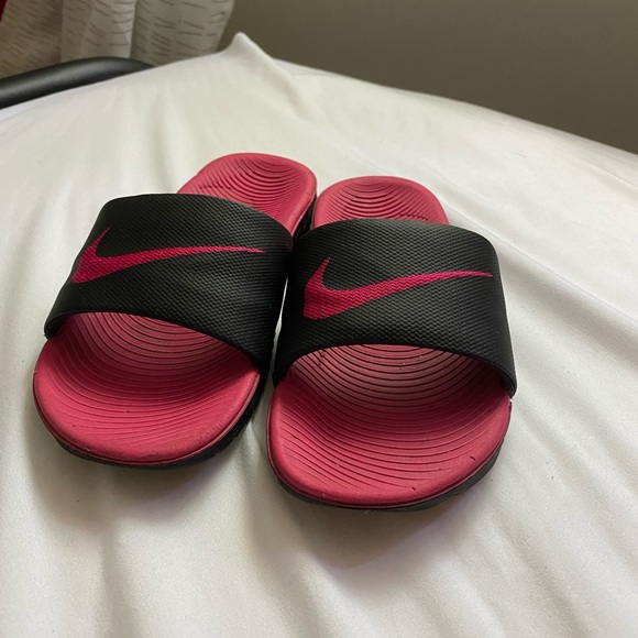 Pink and black Nike slides - Picture 3 of 3